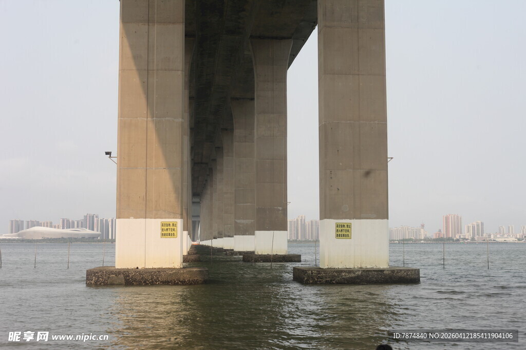 湛江桥下视角的壮阔桥梁景观