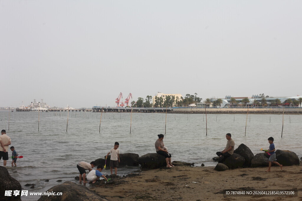 湛江海边休闲场景 众人惬意