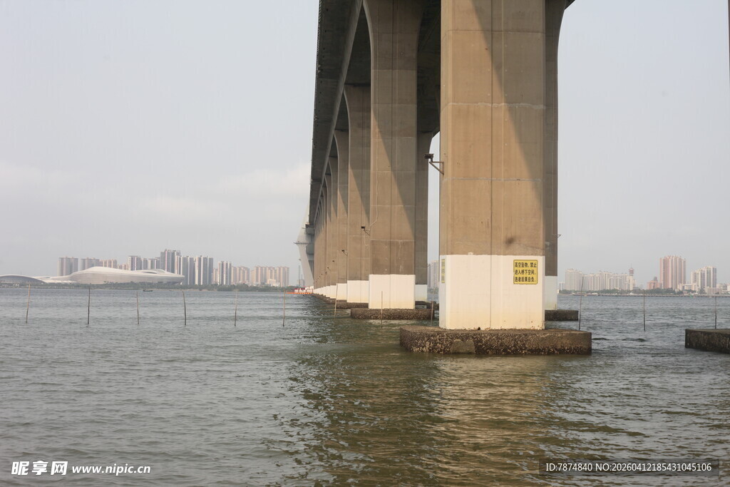 湛江海上大桥桥墩近景