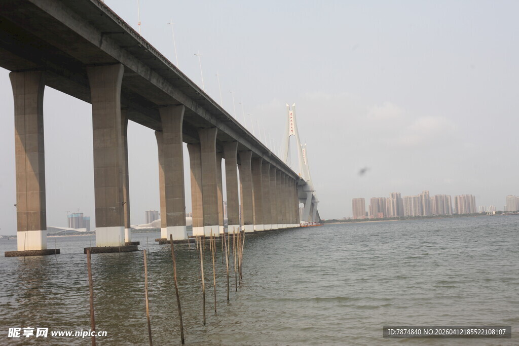 湛江跨海大桥横跨广阔水域