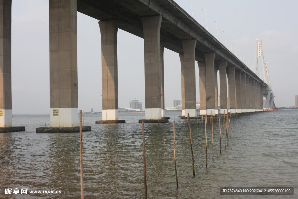湛江海上长桥横跨水面