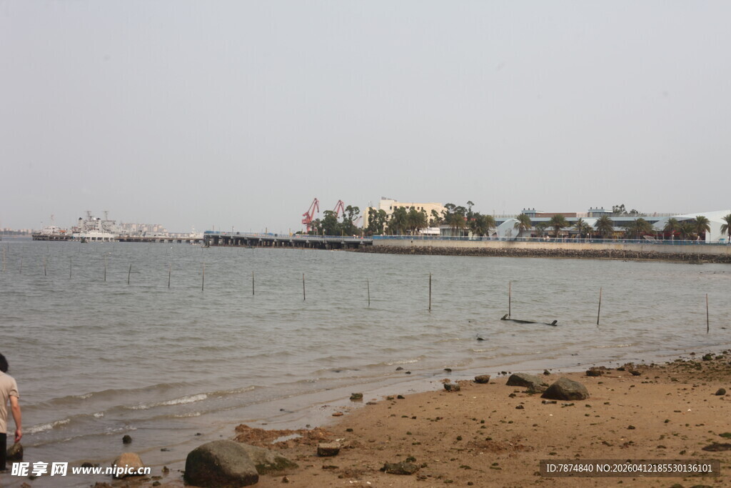 湛江海滨风光 岸边人影绰绰