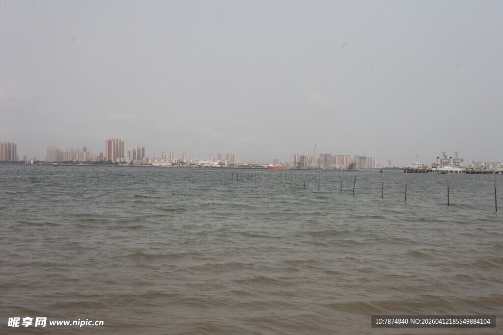 湛江海滨城市远景 海面朦胧