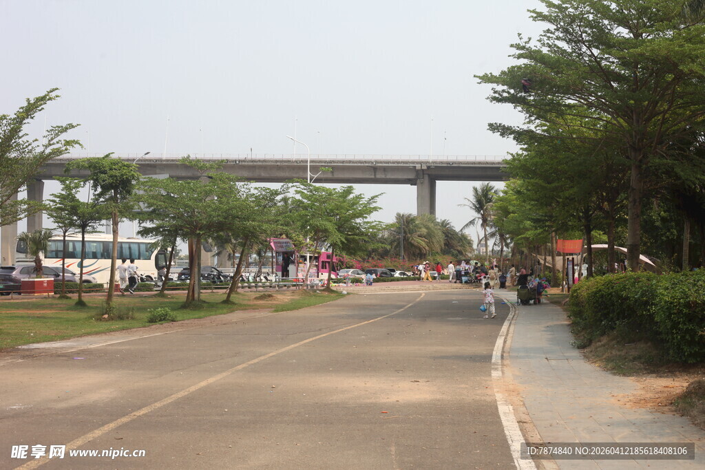 湛江城市道路旁的过街天桥景观