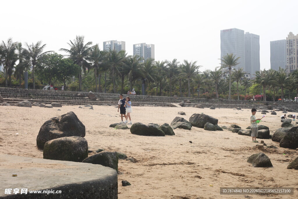 湛江沙滩上的大石与远处建筑