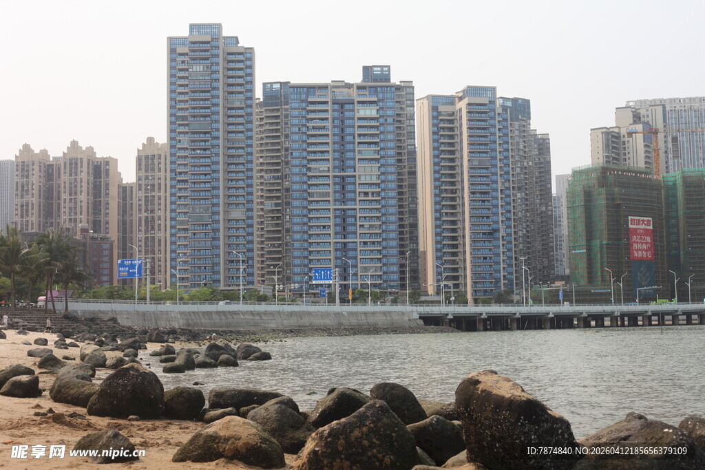 湛江海滨城市高楼与礁石景观