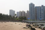 湛江海滨城市沙滩与高楼景观