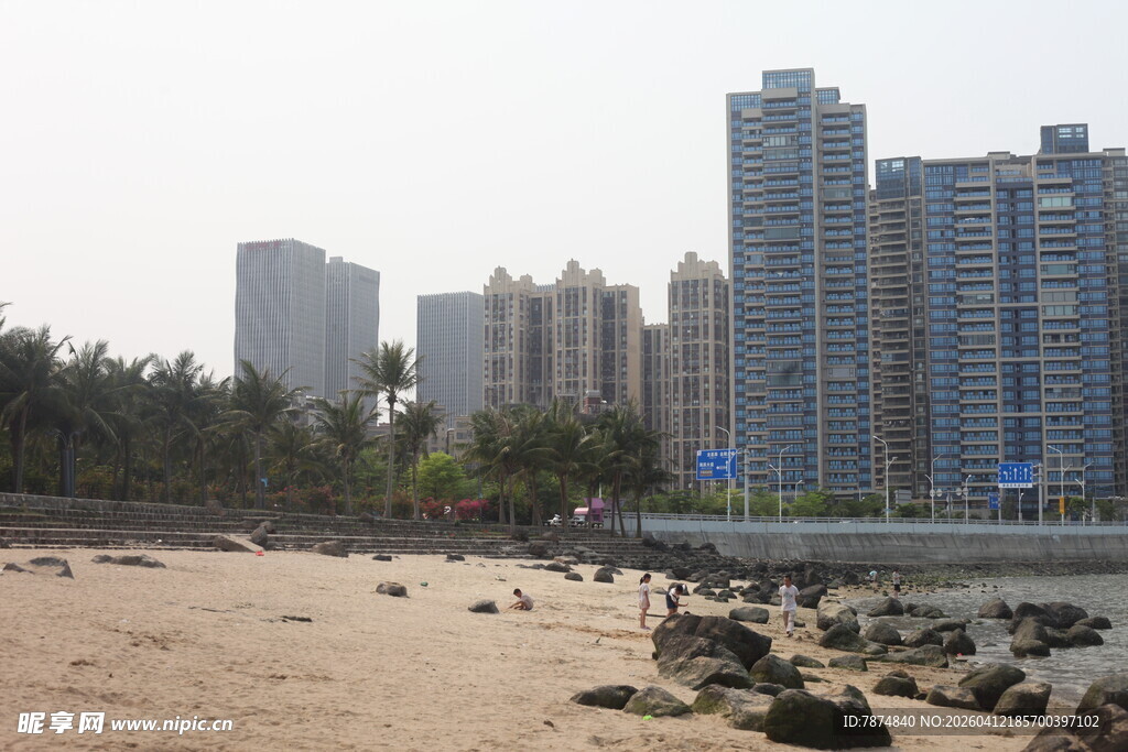 湛江海滨城市沙滩与高楼景观