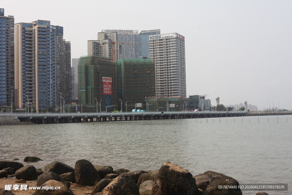 湛江海滨城市高楼与礁石景观