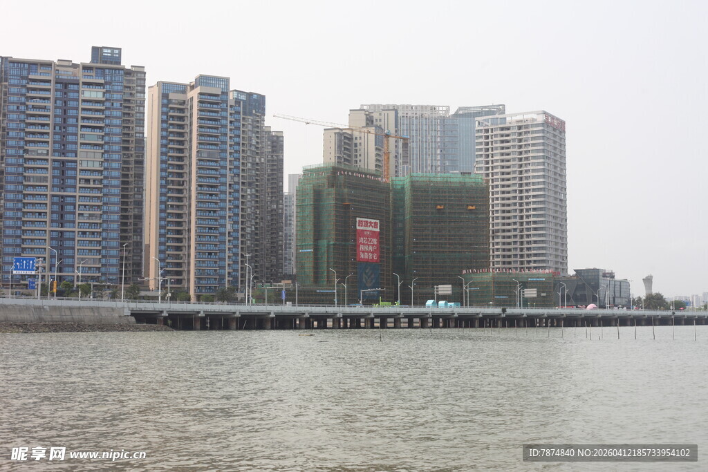 湛江江边林立的现代化高楼群