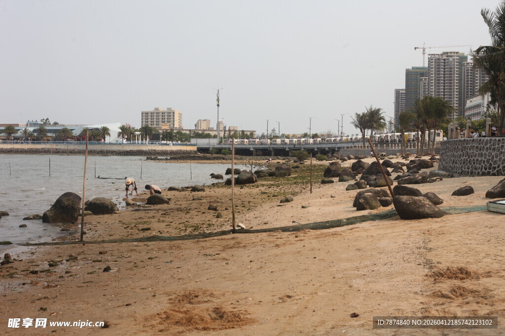 湛江岸边景象 多人于水边活动