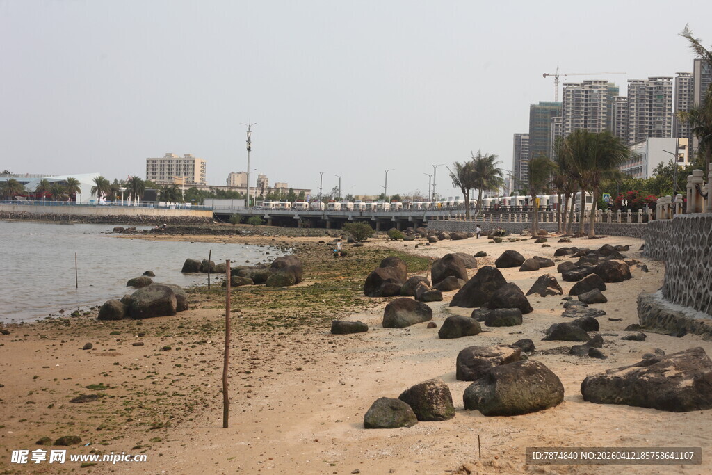 湛江海滨岸边的碎石景观