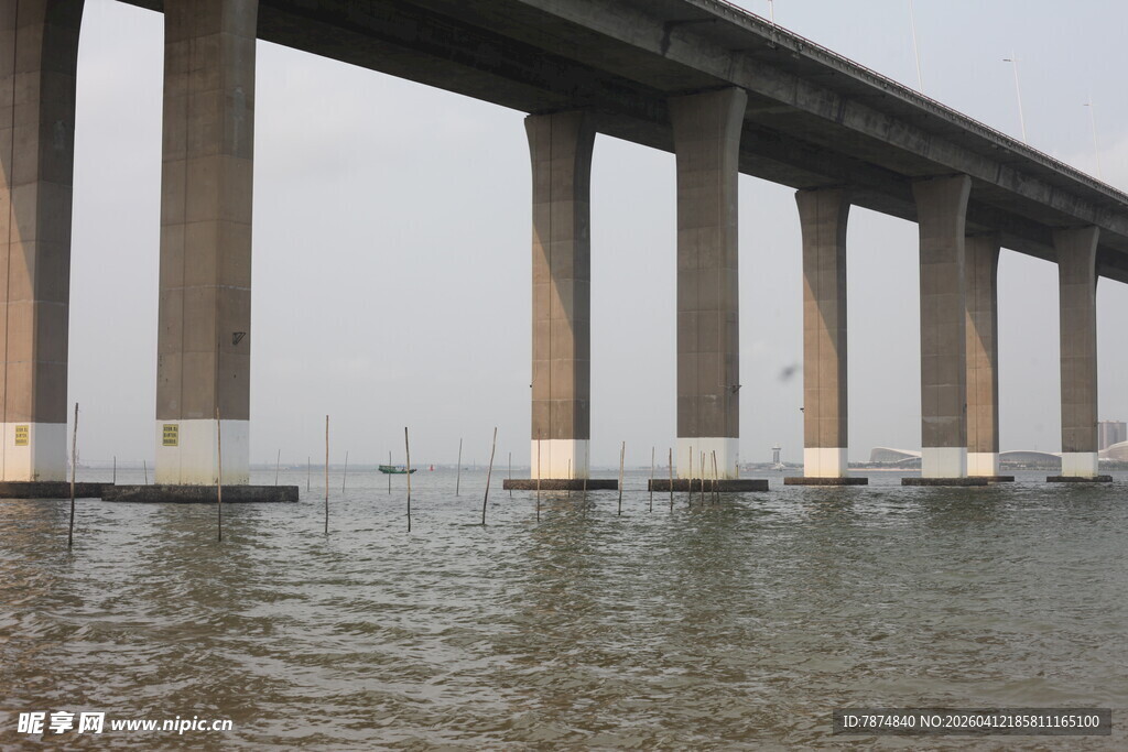 湛江海上大桥桥墩壮观景象
