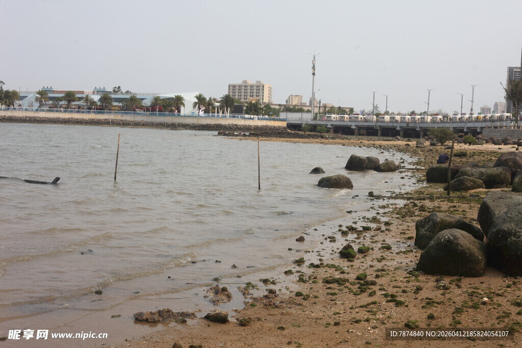 湛江海边岸景 礁石点缀水域
