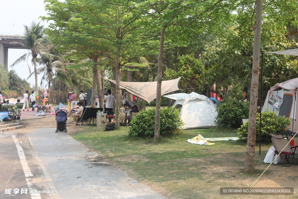 湛江户外露营场景中的休闲时光