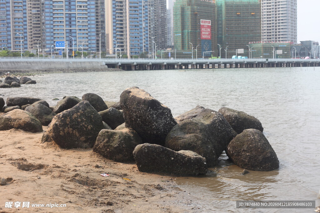 湛江海边沙滩上的礁石景观