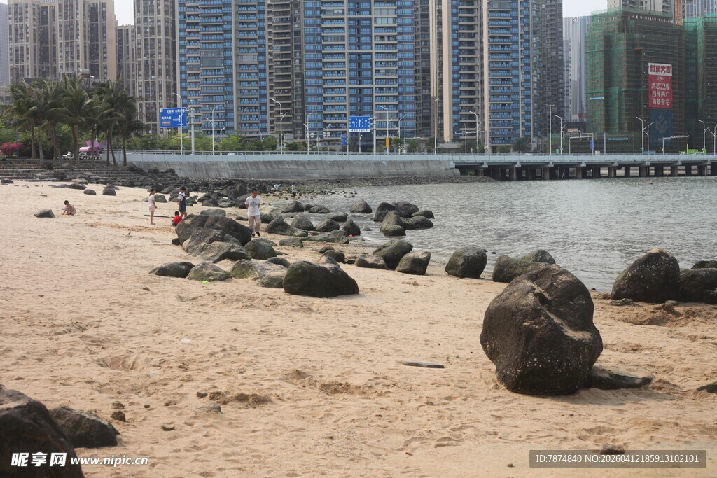 湛江城市边的沙滩与岩石景观