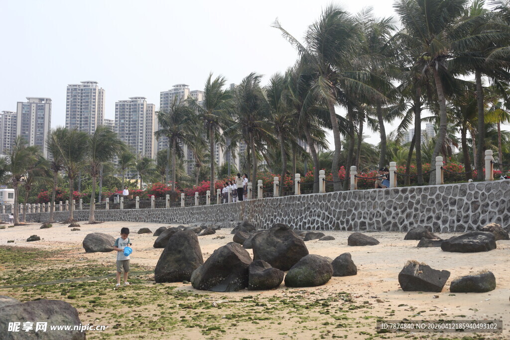 湛江海滨沙滩与城市景观