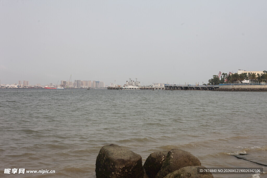 湛江海边礁石与远处城市景观