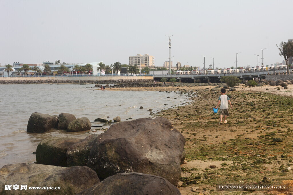 湛江海边岸滩 巨石与休闲场景