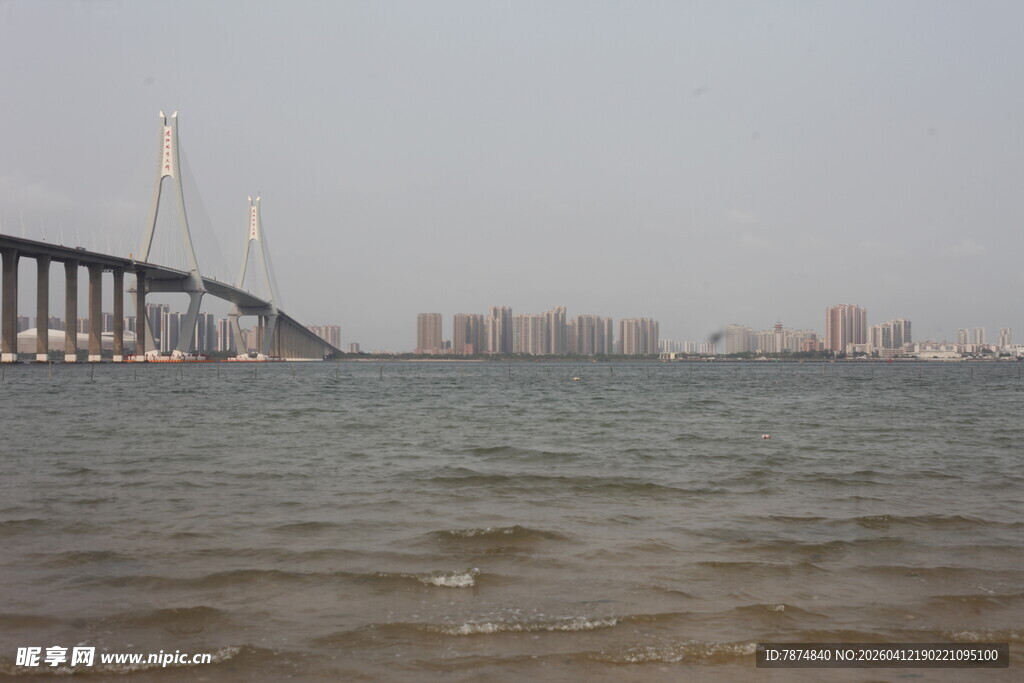 湛江海上大桥与城市远景