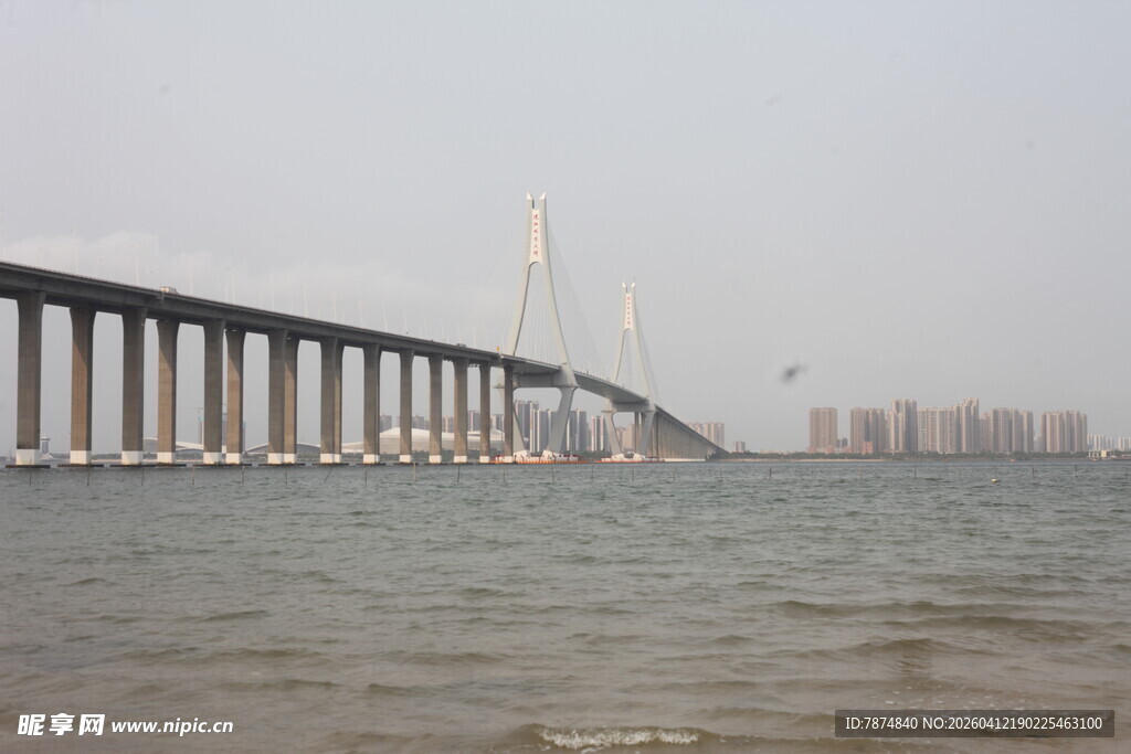 湛江海上大桥横跨辽阔水域