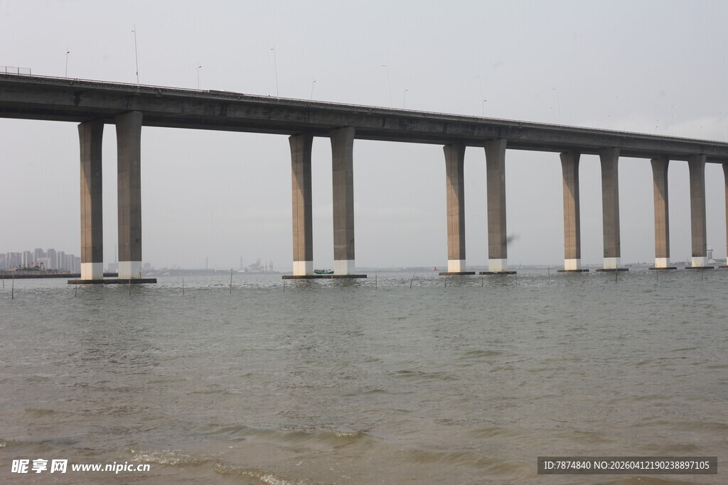 湛江海上长桥横跨水面