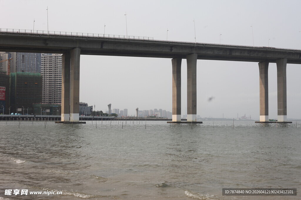 湛江海上高架桥横跨水面