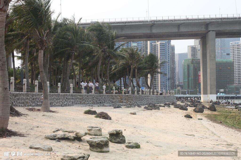 湛江城市桥梁下的沙石堆放场景