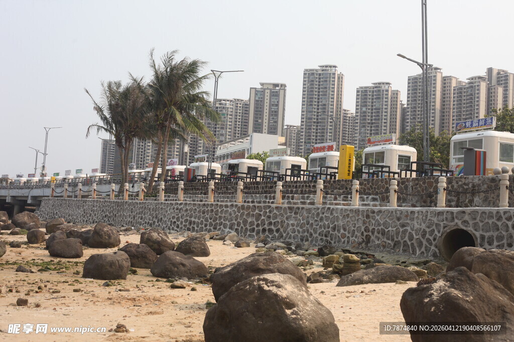 湛江海滨城市风光 石滩与高楼