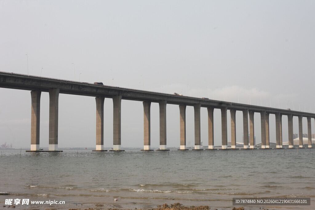湛江海上长桥横跨辽阔水域