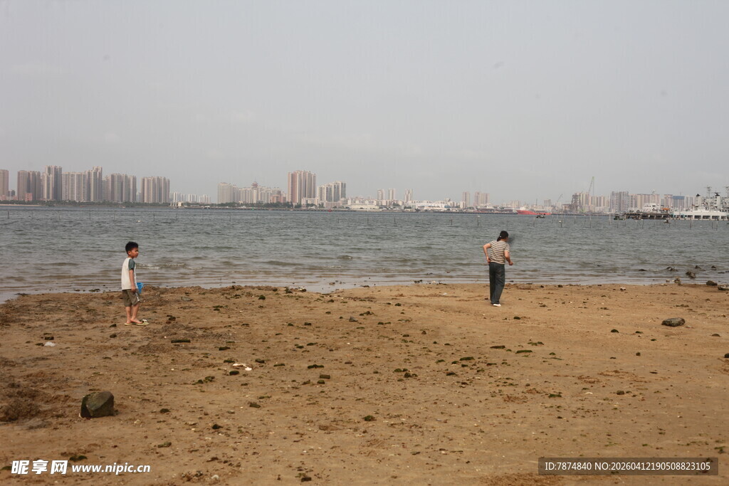 湛江海边沙滩上的漫步身影