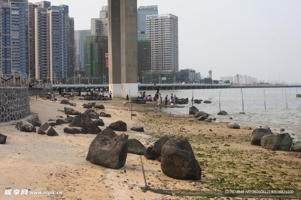 湛江城市岸边海景与礁石景观