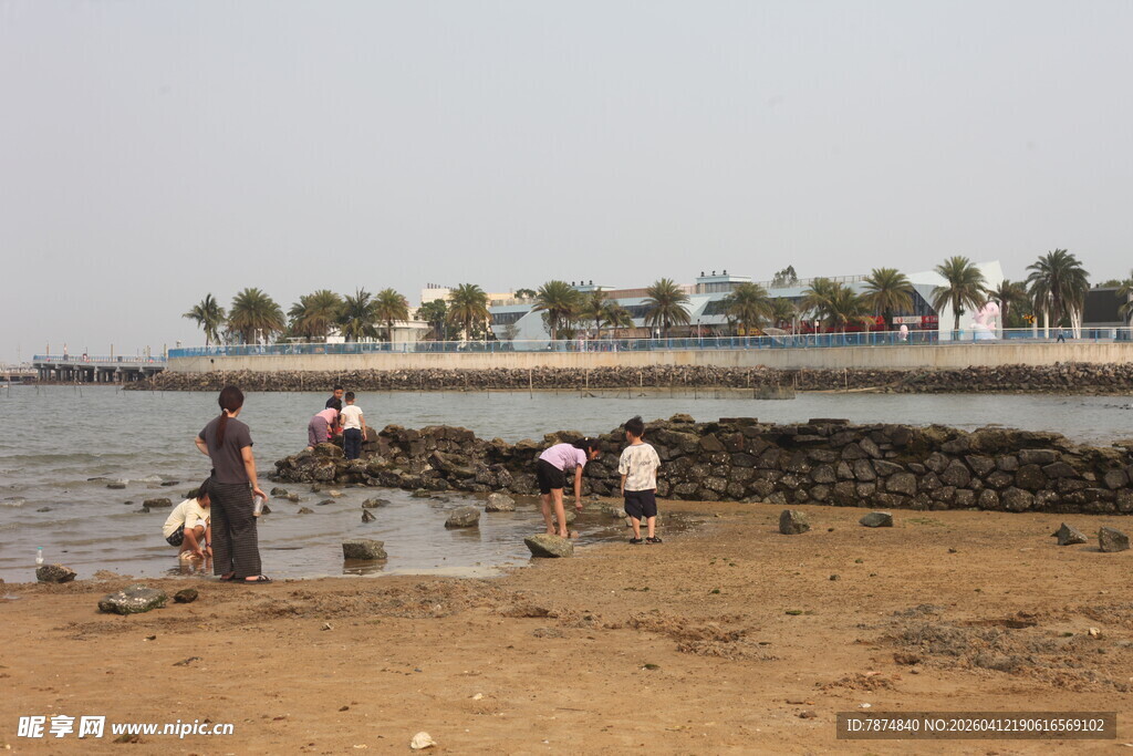 湛江海边沙滩上的休闲人群