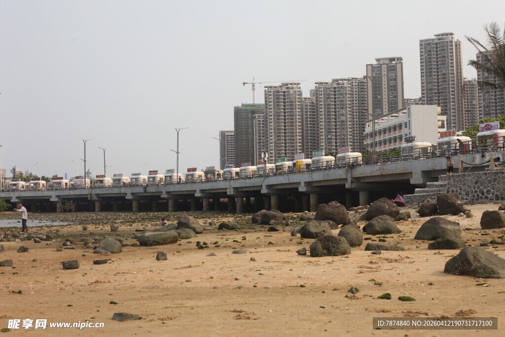 湛江海滨城市沙滩与高楼景观