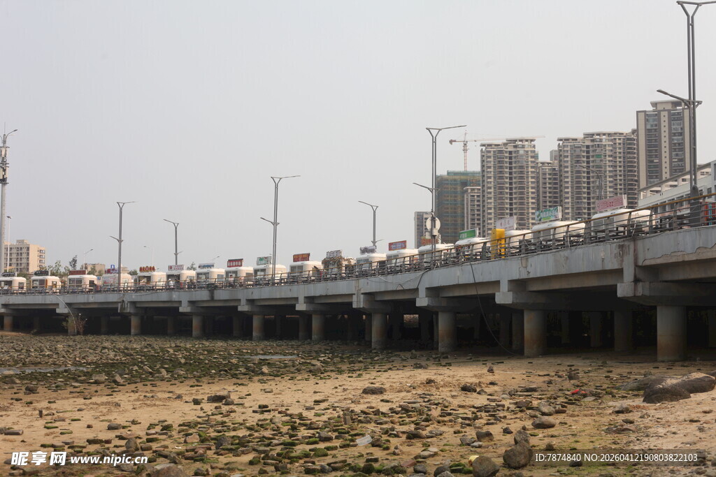 湛江城市高架桥与周边建筑景观
