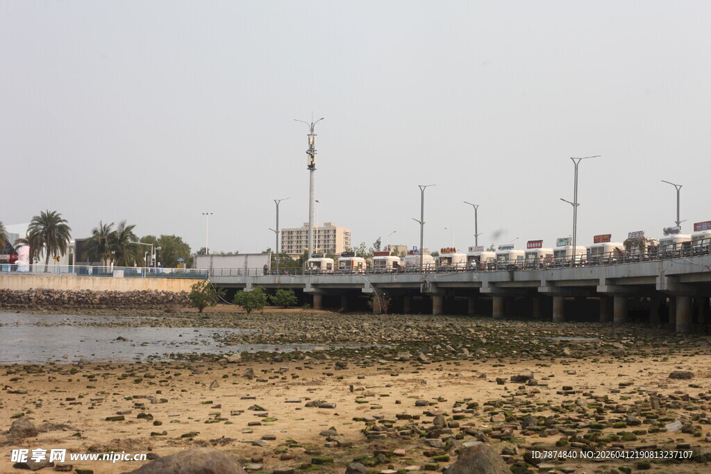 湛江河边桥梁建筑风景图
