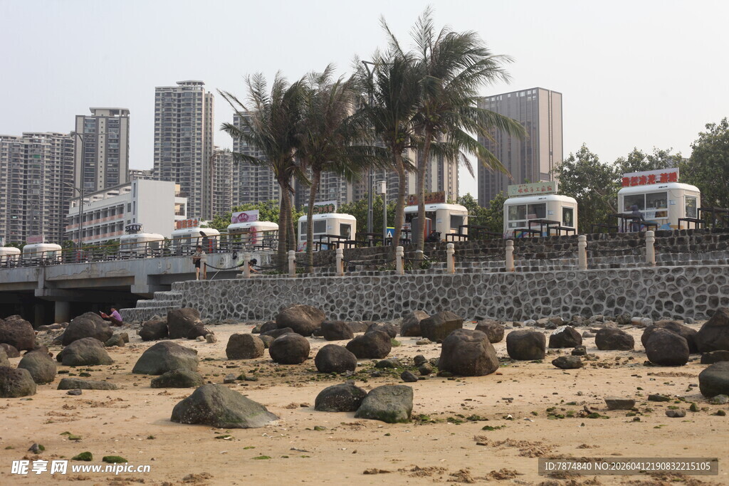 湛江海滨城市沙滩与林立高楼
