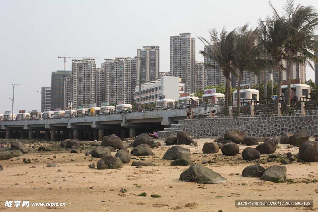 湛江海滨城市沙滩与高楼景观