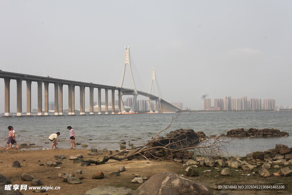 湛江海滨大桥下的休闲场景