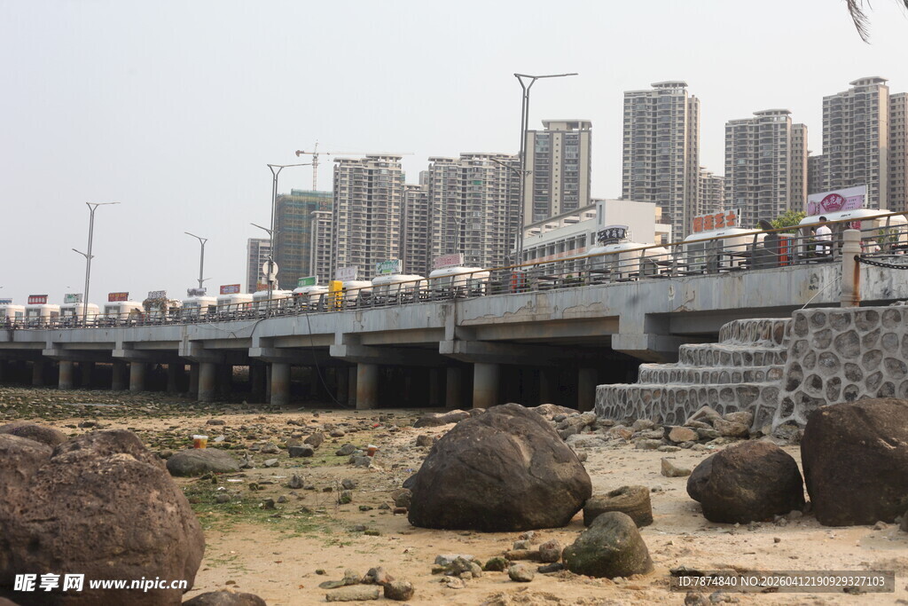 湛江城市桥梁下的河畔景观