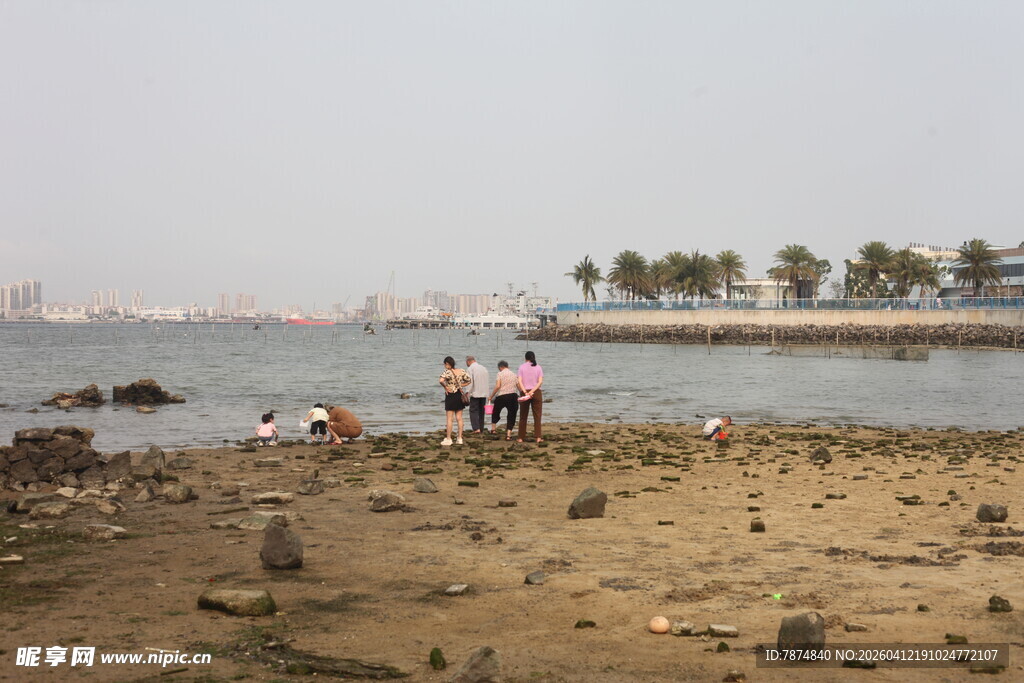 湛江海边沙滩上的休闲人群