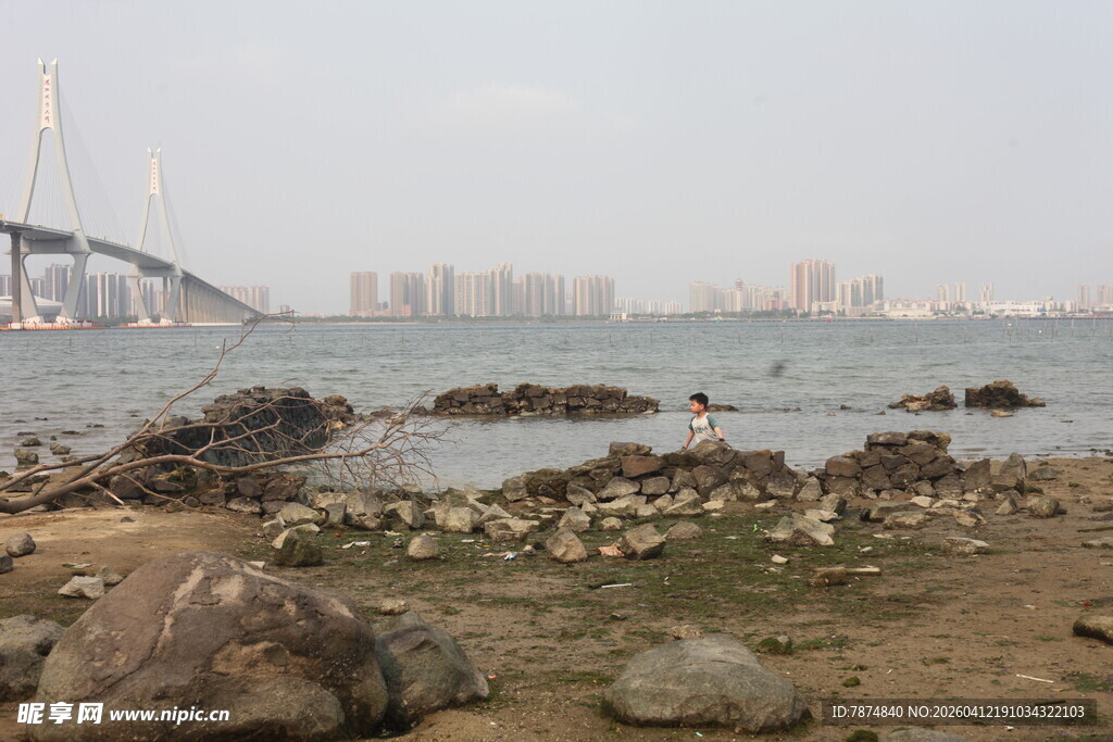 湛江海边礁石与远处桥梁风景
