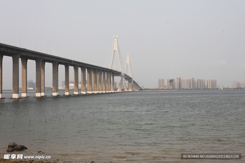 湛江跨海大桥横跨广阔海面