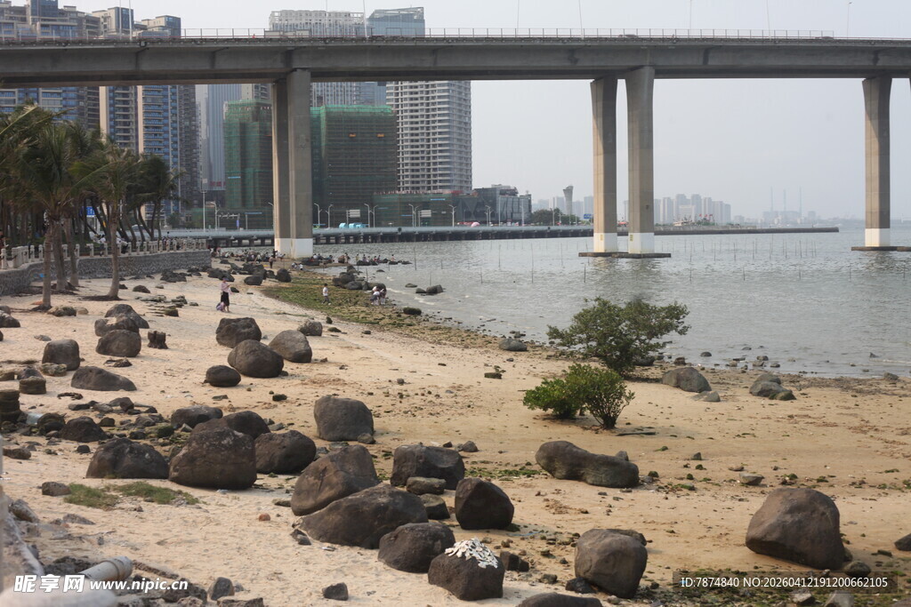 湛江海滨桥梁下的石滩景观