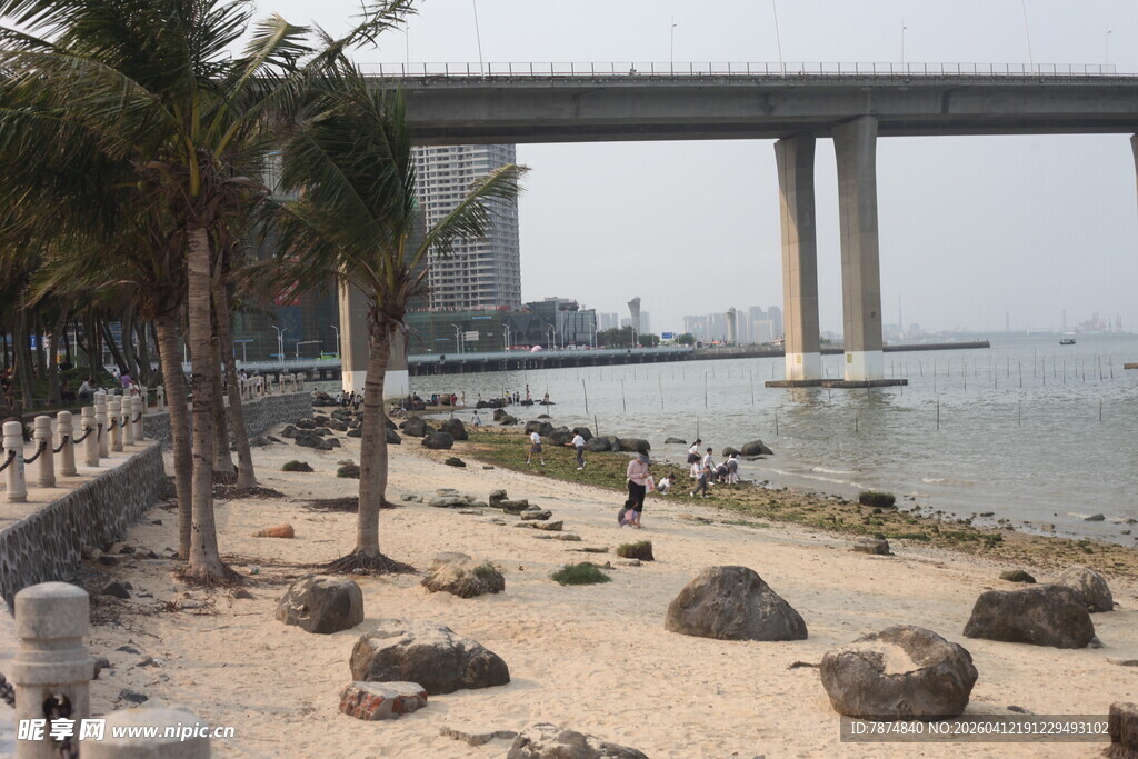 湛江海滨石桥旁的石岸景致