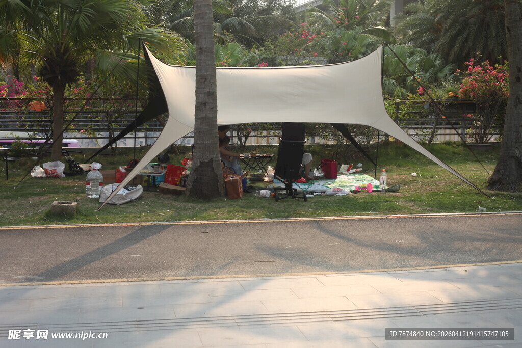 湛江户外草坪下的休闲露营场景