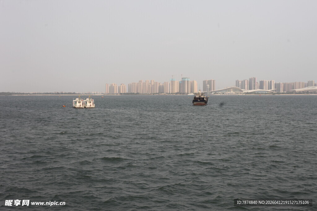 湛江海上船只与远处城市景观