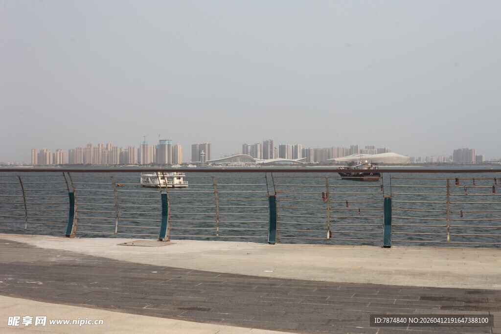 湛江海滨城市景观 远处高楼林立