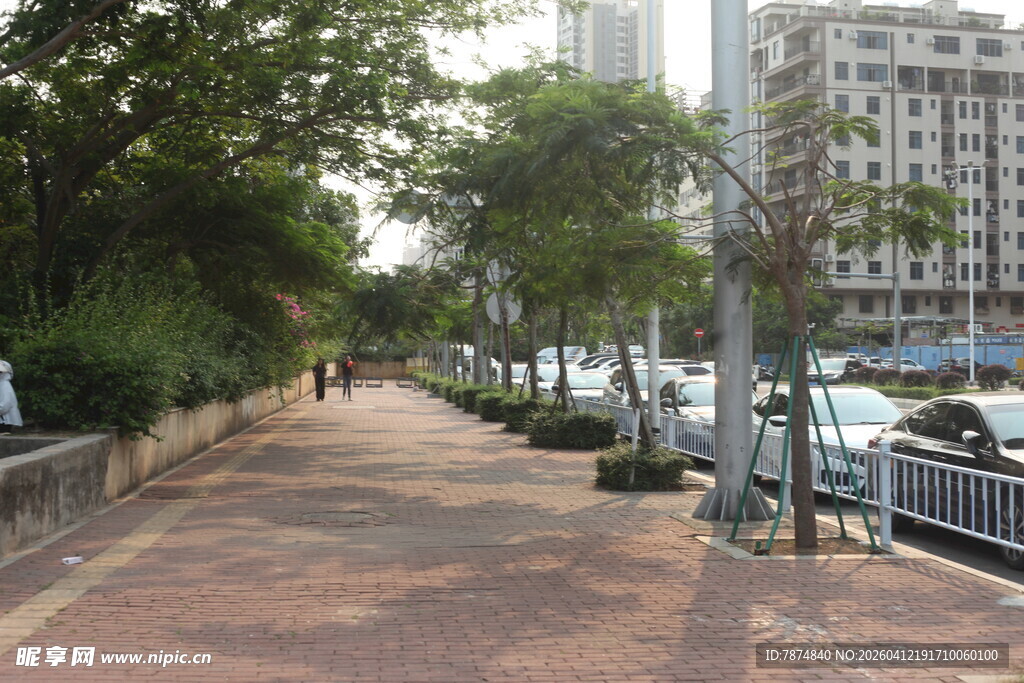 湛江城市河畔旁的休闲步行道